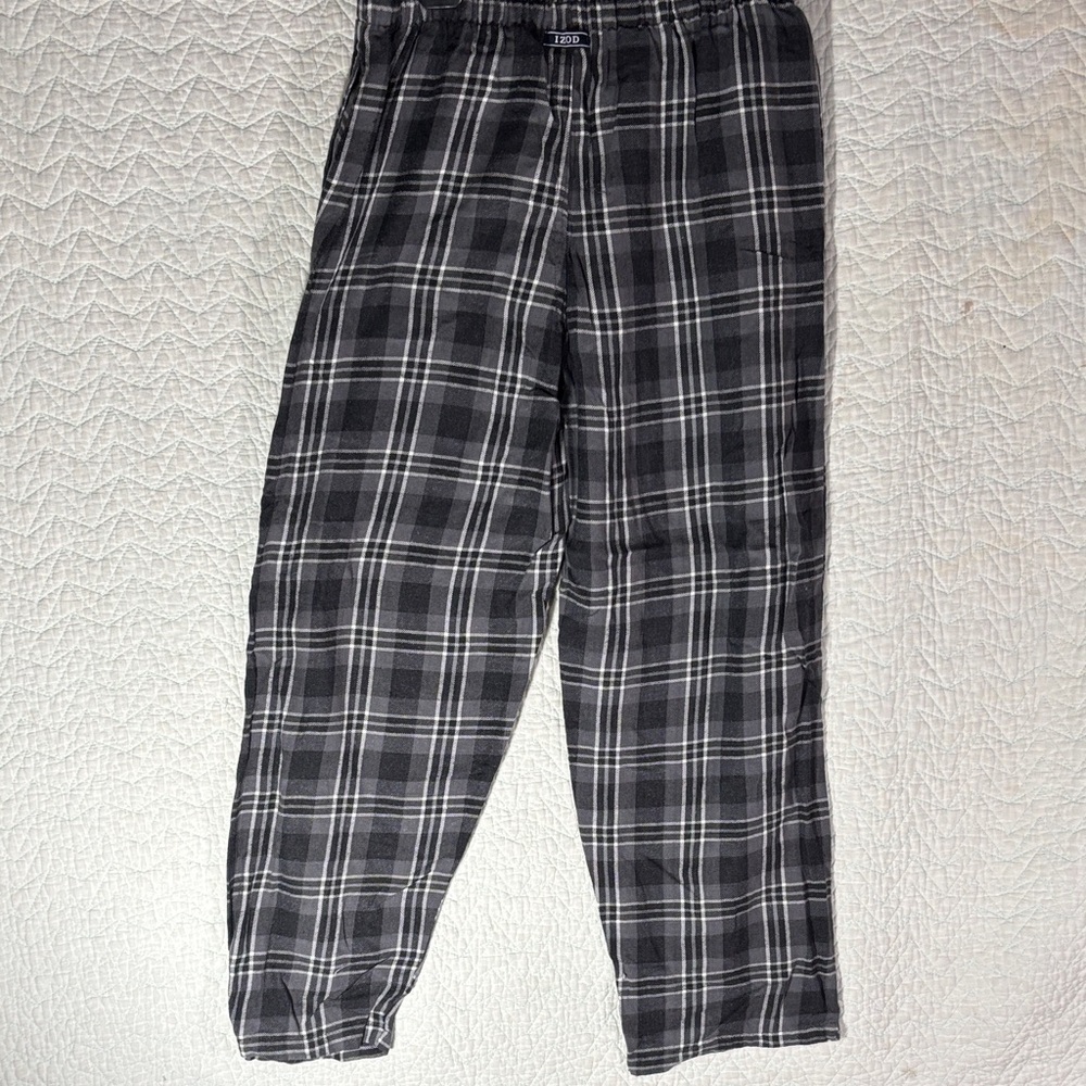 Izod Gray and White Plaid Pajama Pants - Picture 4 of 4